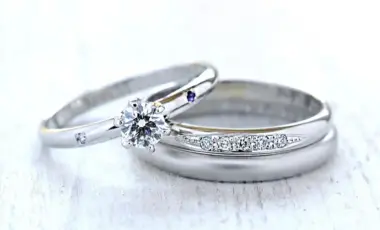 「結婚指輪と婚約指輪って、何が違うの?いつ用意するものなの?」