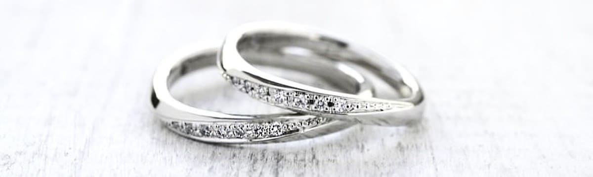 複数のメレダイヤを並べた手作り結婚指輪