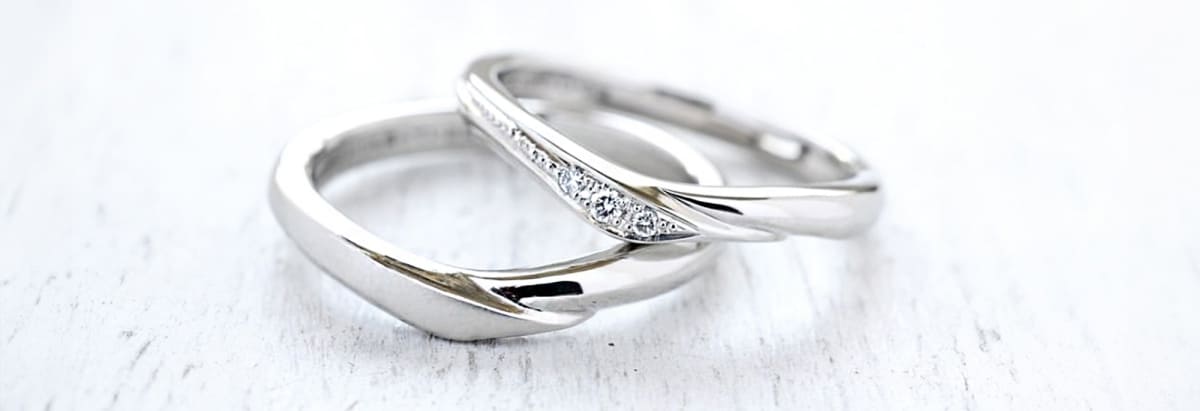 V字の結婚指輪のデザイン例_シンプルなプレーンリング