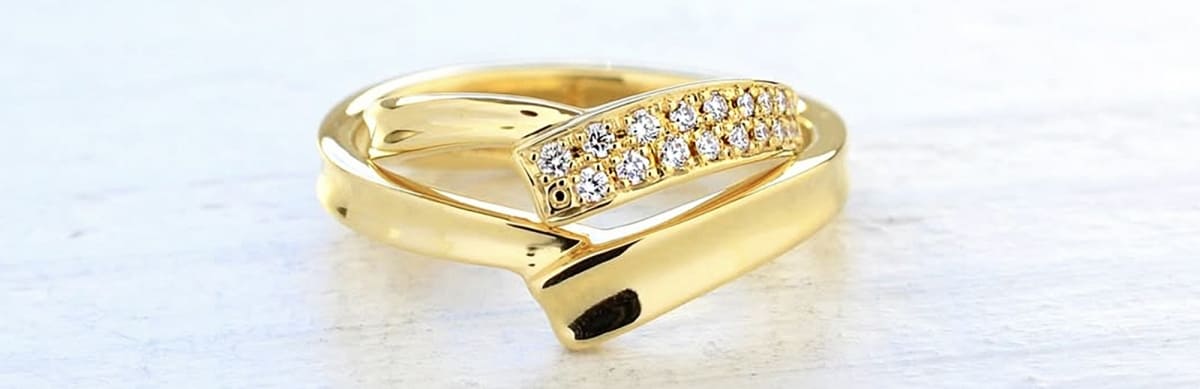 V字の結婚指輪のデザイン例_ダイヤモンドを並べるデザイン