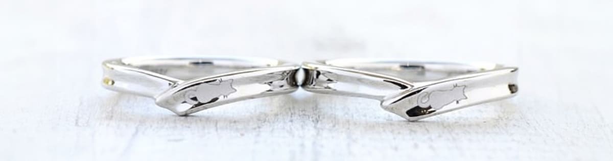 V字の結婚指輪のデザイン例_レーザー彫刻で好きなイラストを入れたデザイン