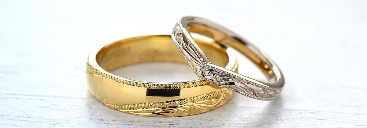 V字の結婚指輪のデザイン例_ミルグレインとハワイアン彫刻のデザイン