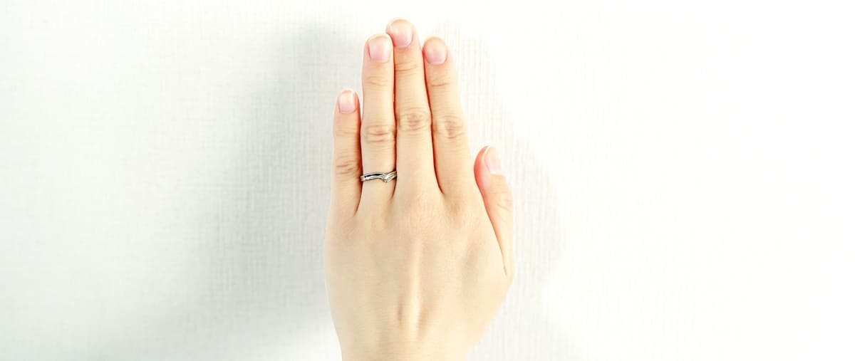 V字の結婚指輪が似合う手元とは?