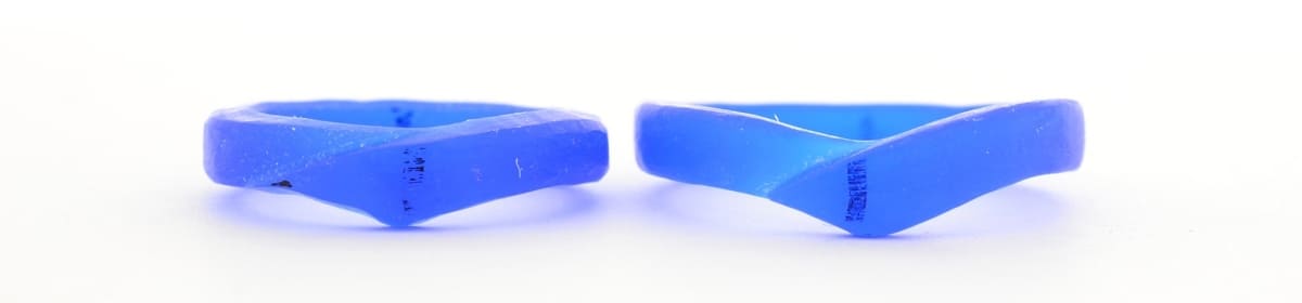 V字の結婚指輪のワックス