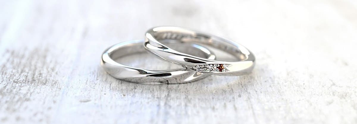 結婚指輪_ダイヤモンドとガーネットを取り入れたメビウスデザイン
