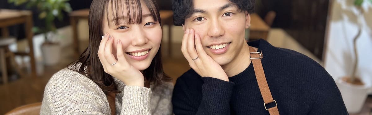 右手薬指にカップルリングをつけるイメージ
