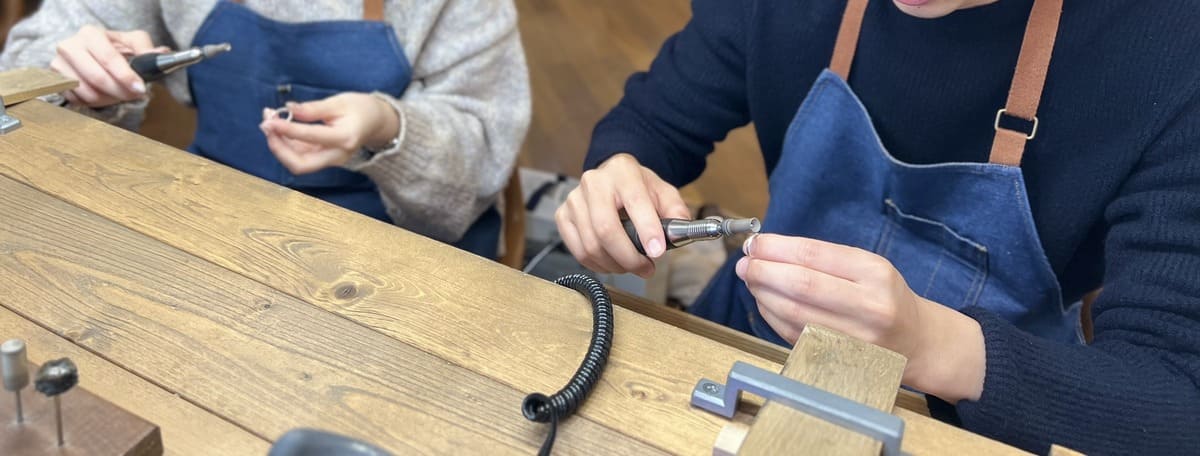 湘南で手作りシルバーペアリングを磨くカップル