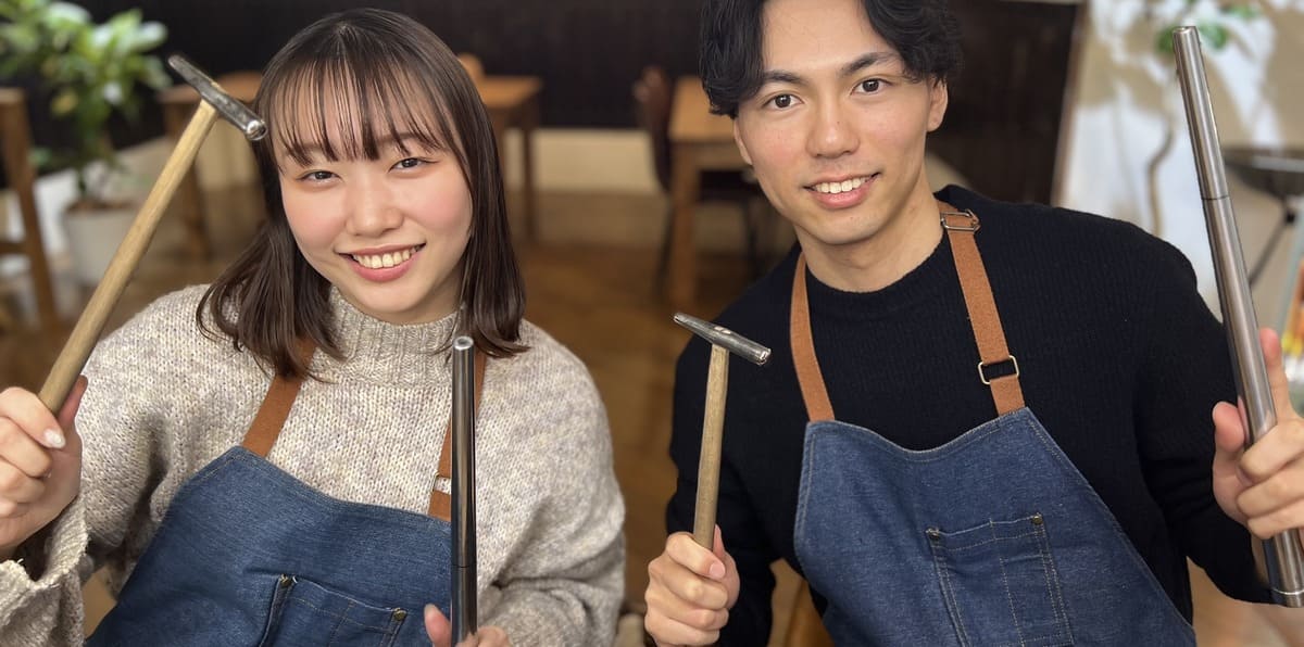 湘南デートで手作りペアリングを楽しむカップル