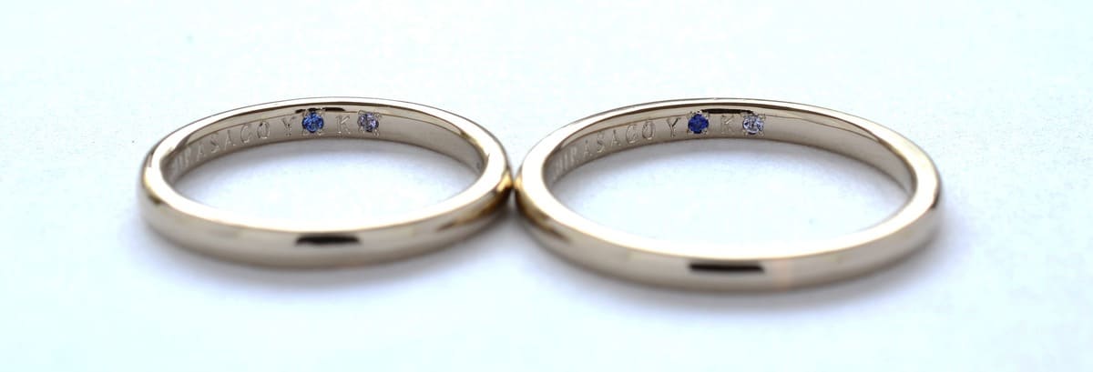 サファイアとタンザナイトを内側にナナコ留めしている結婚指輪