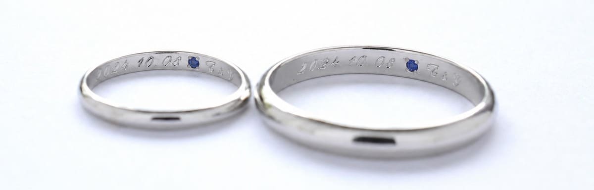 結婚指輪の内側にブルーサファイアが輝くリングデザイン例